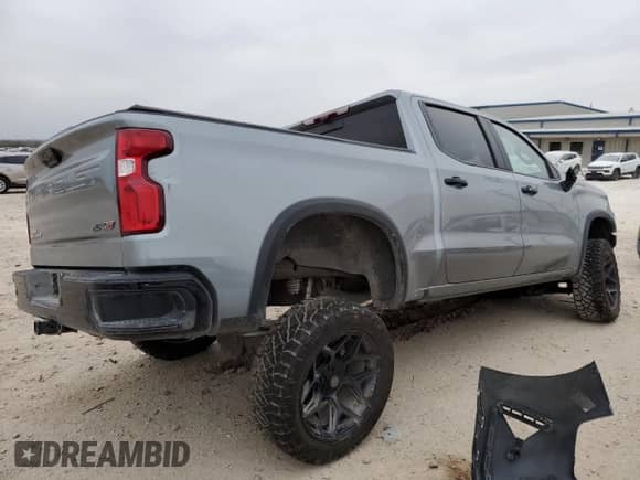 2024 Chevrolet Silverado 1500 ZR2 z VIN 3GCUDHEL4RG135692, wystawiony jako Copart lot #46618335 z przebiegiem Nie podano mil oraz Szkoda całkowita • Salvage title. Historia ofert i sprzedaży dostępna na DreamBid. Obrazek 3.