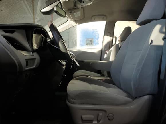 2019 Toyota Sienna LE with VIN 5TDJZ3DC3KS212181, listed as a Copart auction lot 42812395 with 110,974 mi miles and Salvage title. Bid and sale history available at DreamBid. Image 7.