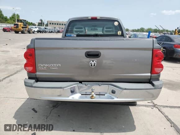 2005 Dodge Dakota SLT z VIN 1D7HW48K15S353766, wystawiony jako Copart lot #59213395 z przebiegiem 182 659 mil mil oraz Szkoda całkowita • Salvage title. Historia ofert i sprzedaży dostępna na DreamBid. Obrazek 6.