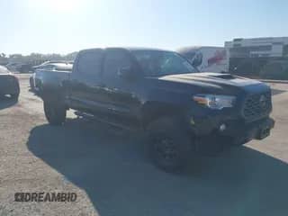 2023 Toyota Tacoma SR5 z VIN 3TYDZ5BN7PT019329, wystawiony jako IAAI lot #41813699 z przebiegiem 74 495 mil mil oraz . Historia ofert i sprzedaży dostępna na DreamBid. Obrazek 1.