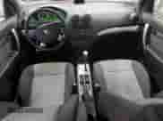 2011 Chevrolet Aveo LS z VIN KL1TD6DE3BB115412, wystawiony jako Copart lot #81599074 z przebiegiem 71 607 mil mil oraz Czysty tytuł • Clean title. Historia ofert i sprzedaży dostępna na DreamBid. Obrazek 8.