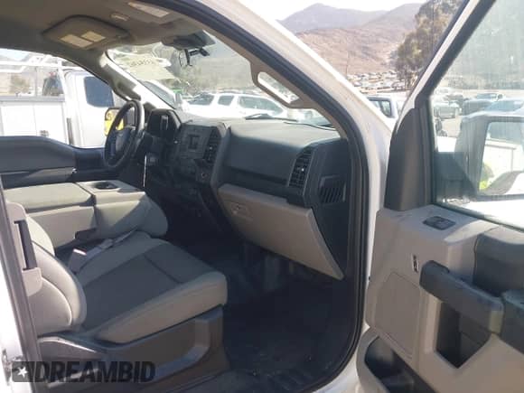 2019 Ford F-150 XL z VIN 1FTEX1C49KKE83579, wystawiony jako IAAI lot #43354362 z przebiegiem 94 099 mil mil oraz . Historia ofert i sprzedaży dostępna na DreamBid. Obrazek 5.