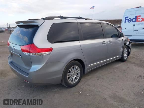 2012 Toyota Sienna XLE AAS z VIN 5TDYK3DC4CS179423, wystawiony jako IAAI lot #43422649 z przebiegiem 131 060 mil mil oraz . Historia ofert i sprzedaży dostępna na DreamBid. Obrazek 4.