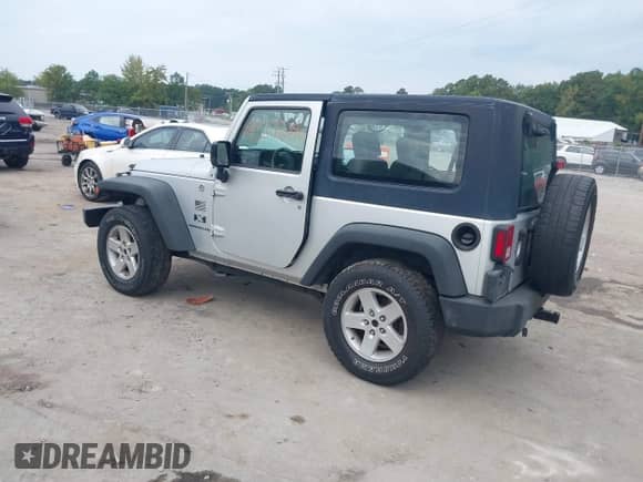 2008 Jeep Wrangler X z VIN 1J4FA24108L632149, wystawiony jako IAAI lot #43272246 z przebiegiem 122 596 mil mil oraz . Historia ofert i sprzedaży dostępna na DreamBid. Obrazek 3.