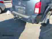 2005 Nissan Pathfinder SE z VIN 5N1AR18W45C725515, wystawiony jako IAAI lot #42903399 z przebiegiem Nie podano mil oraz . Historia ofert i sprzedaży dostępna na DreamBid. Obrazek 6.