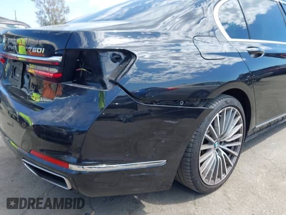 2022 BMW 7 Series 750i xDrive with VIN WBA7U2C00NCK89037, listed as a IAAI auction lot 43061960 with 30,841 mi miles and . Bid and sale history available at DreamBid. Image 20.