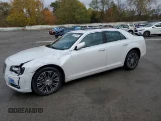 2014 Chrysler 300 S z VIN 2C3CCAGT8EH205695, wystawiony jako Copart lot #85679445 z przebiegiem 87 951 mil mil oraz Szkoda całkowita • Salvage title. Historia ofert i sprzedaży dostępna na DreamBid. Obrazek 1.
