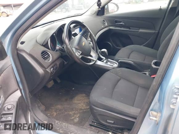 2012 Chevrolet Cruze 1LT z VIN 1G1PF5SC2C7179390, wystawiony jako IAAI lot #42908109 z przebiegiem 133 333 mil mil oraz . Historia ofert i sprzedaży dostępna na DreamBid. Obrazek 5.