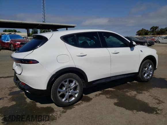 2024 Dodge Hornet R/T with VIN ZACPDFCW8R3A31727, listed as a Copart auction lot 60253894 with 4,572 mi miles and Non repairable. Bid and sale history available at DreamBid. Image 3.