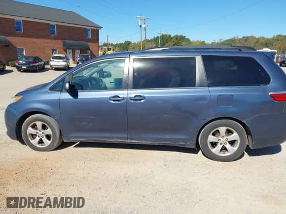 2015 Toyota Sienna LE with VIN 5TDKK3DC4FS574213, listed as a IAAI auction lot 43499386 with 205,058 mi miles and . Bid and sale history available at DreamBid. Image 14.