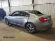 2013 Chrysler 200 Touring z VIN 1C3CCBBG7DN706695, wystawiony jako Copart lot #80703935 z przebiegiem 112 199 mil mil oraz Szkoda całkowita • Salvage title. Historia ofert i sprzedaży dostępna na DreamBid. Obrazek 2.