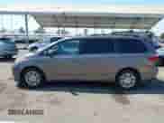 2017 Toyota Sienna XLE Auto Access Seat z VIN 5TDYZ3DC3HS850387, wystawiony jako IAAI lot #42945810 z przebiegiem 56 833 mil mil oraz . Historia ofert i sprzedaży dostępna na DreamBid. Obrazek 14.