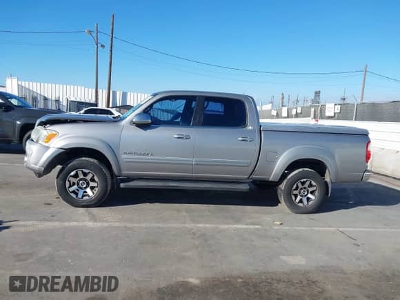 2005 Toyota Tundra SR5 с VIN 5TBET34185S483509, выставлен на аукционе IAAI как лот 43455386 с пробегом 269 204 миль миль и . История ставок и продаж доступна на DreamBid. Изображение 14.