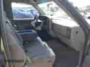 1999 Chevrolet Silverado 1500 LS z VIN 2GCEC19T4X1253725, wystawiony jako IAAI lot #43033823 z przebiegiem 381 140 mil mil oraz . Historia ofert i sprzedaży dostępna na DreamBid. Obrazek 5.