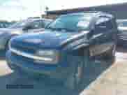 2003 Chevrolet TrailBlazer LTZ z VIN 1GNDT13S832107938, wystawiony jako IAAI lot #42208232 z przebiegiem 234 130 mil mil oraz . Historia ofert i sprzedaży dostępna na DreamBid. Obrazek 2.