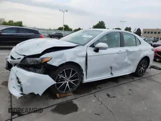 2024 Toyota Camry SE with VIN 4T1G11AK3RU228951, listed as a Copart auction lot 71701645 with 18,423 mi miles and Salvage title. Bid and sale history available at DreamBid. Image 1.