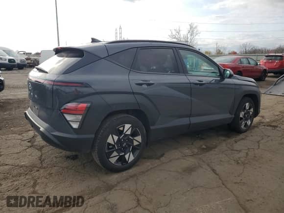 2024 Hyundai Kona SEL z VIN KM8HC3AB5RU052320, wystawiony jako Copart lot #78249704 z przebiegiem 13 386 mil mil oraz Czysty tytuł • Clean title. Historia ofert i sprzedaży dostępna na DreamBid. Obrazek 3.