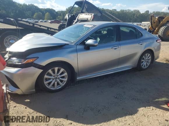 2020 Toyota Camry SE z VIN 4T1G11AK2LU922618, wystawiony jako Copart lot #84981615 z przebiegiem 77 904 mil mil oraz Szkoda całkowita • Salvage title. Historia ofert i sprzedaży dostępna na DreamBid. Obrazek 1.