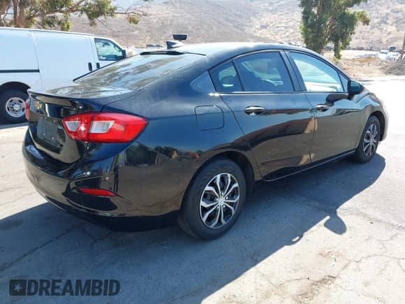 2018 Chevrolet Cruze LS с VIN 1G1BC5SM1J7165778, выставлен на аукционе IAAI как лот 42873719 с пробегом 112 540 миль миль и . История ставок и продаж доступна на DreamBid. Изображение 4.