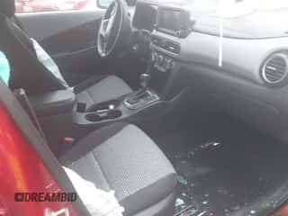 2021 Hyundai Kona SE z VIN KM8K1CAA1MU666549, wystawiony jako IAAI lot #43256036 z przebiegiem 156 968 mil mil oraz . Historia ofert i sprzedaży dostępna na DreamBid. Obrazek 5.