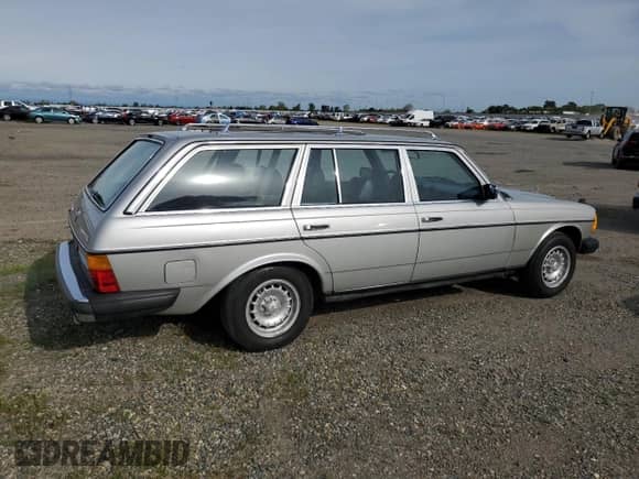 1985 Mercedes-Benz 300 с VIN WDBAB93C5FF030673, выставлен на аукционе Copart как лот 52360325 с пробегом 171 214 миль миль и Чистый • Clean title. История ставок и продаж доступна на DreamBid. Изображение 3.