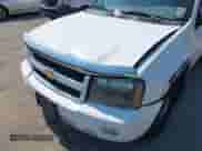 2006 Chevrolet TrailBlazer LT z VIN 1GNDT13S262202824, wystawiony jako IAAI lot #43031243 z przebiegiem 189 761 mil mil oraz . Historia ofert i sprzedaży dostępna na DreamBid. Obrazek 6.