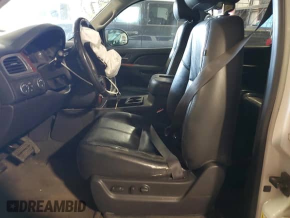 2013 Chevrolet Suburban LT с VIN 1GNSKJE73DR327144, выставлен на аукционе Copart как лот 80366855 с пробегом 235 176 миль миль и Списание • Salvage title. История ставок и продаж доступна на DreamBid. Изображение 7.