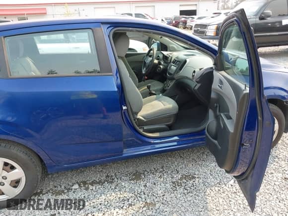 2014 Chevrolet Sonic LS с VIN 1G1JB6SH8E4228387, выставлен на аукционе IAAI как лот 43130834 с пробегом 56 103 миль миль и . История ставок и продаж доступна на DreamBid. Изображение 5.