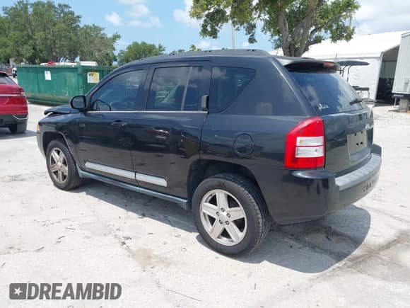 2010 Jeep Compass Sport z VIN 1J4NT1FBXAD621214, wystawiony jako IAAI lot #42227325 z przebiegiem 68 910 mil mil oraz . Historia ofert i sprzedaży dostępna na DreamBid. Obrazek 3.