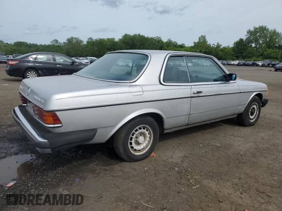 1982 Mercedes-Benz 300 z VIN WDBAB53A2CB000735, wystawiony jako Copart lot #55558185 z przebiegiem 176 245 mil mil oraz Czysty tytuł • Clean title. Historia ofert i sprzedaży dostępna na DreamBid. Obrazek 3.