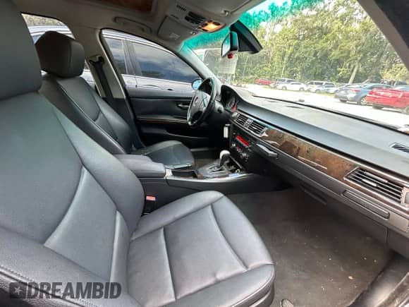 2007 BMW 3 Series 328i z VIN WBAVA37557NE29329, wystawiony jako Copart lot #90951755 z przebiegiem 168 081 mil mil oraz Czysty tytuł • Clean title. Historia ofert i sprzedaży dostępna na DreamBid. Obrazek 5.