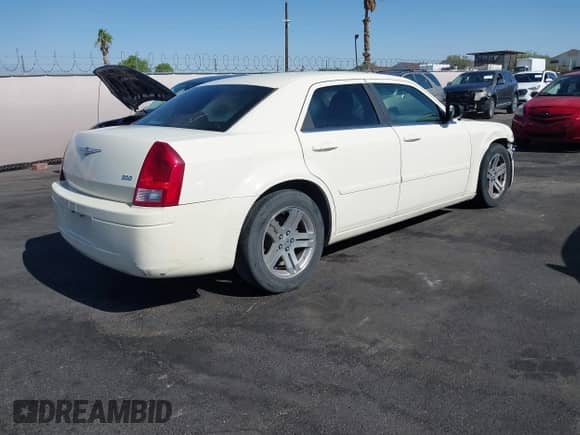 2005 Chrysler 300 300 z VIN 2C3JA43R05H593661, wystawiony jako IAAI lot #42518947 z przebiegiem 246 260 mil mil oraz . Historia ofert i sprzedaży dostępna na DreamBid. Obrazek 4.