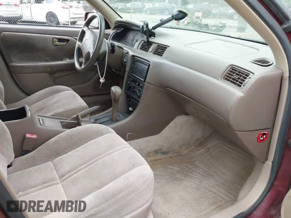 1997 Toyota Camry LE z VIN 4T1BF22K8VU005878, wystawiony jako IAAI lot #42447380 z przebiegiem 180 256 mil mil oraz . Historia ofert i sprzedaży dostępna na DreamBid. Obrazek 5.