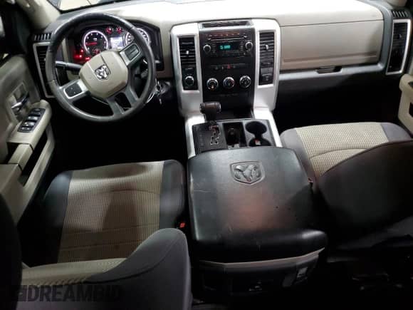 2010 Dodge 1500 SLT z VIN 1D7RV1CT2AS262361, wystawiony jako Copart lot #56317015 z przebiegiem 196 982 mil mil oraz Szkoda całkowita • Salvage title. Historia ofert i sprzedaży dostępna na DreamBid. Obrazek 8.