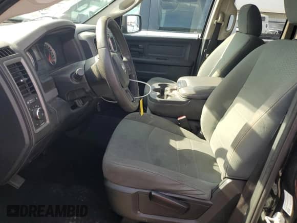 2018 Ram 1500 Express z VIN 1C6RR6FG4JS169391, wystawiony jako Copart lot #69590875 z przebiegiem 151 358 mil mil oraz Czysty tytuł • Clean title. Historia ofert i sprzedaży dostępna na DreamBid. Obrazek 7.