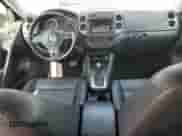 2013 Volkswagen Tiguan SE z VIN WVGAV3AXXDW606925, wystawiony jako Copart lot #64238585 z przebiegiem 131 779 mil mil oraz Szkoda całkowita • Salvage title. Historia ofert i sprzedaży dostępna na DreamBid. Obrazek 8.