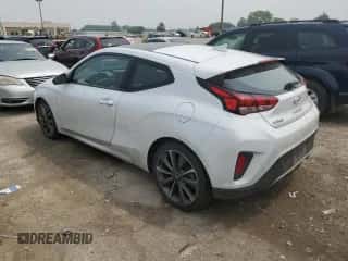 2020 Hyundai Veloster 2.0 z VIN KMHTG6AFXLU020800, wystawiony jako Copart lot #59589763 z przebiegiem 73 367 mil mil oraz . Historia ofert i sprzedaży dostępna na DreamBid. Obrazek 2.