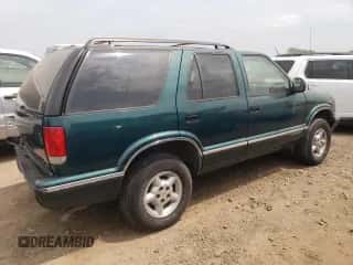 1997 Chevrolet Blazer LS z VIN 1GNDT13W9V2260978, wystawiony jako Copart lot #55020274 z przebiegiem 125 005 mil mil oraz Szkoda całkowita • Salvage title. Historia ofert i sprzedaży dostępna na DreamBid. Obrazek 3.