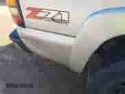 2005 GMC Sierra 1500 SLE z VIN 2GTEK19B051338259, wystawiony jako IAAI lot #41289552 z przebiegiem 208 575 mil mil oraz . Historia ofert i sprzedaży dostępna na DreamBid. Obrazek 6.