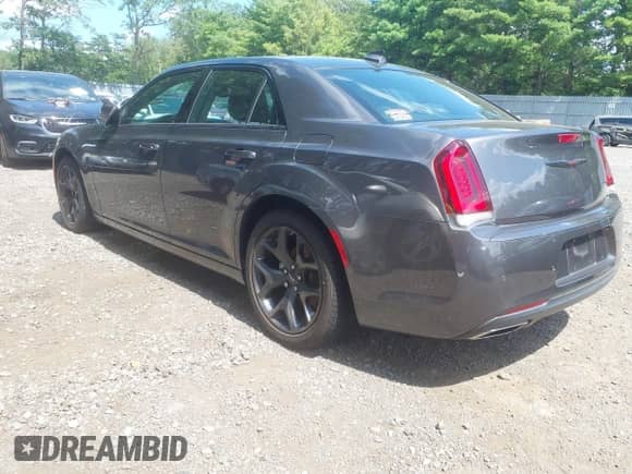 2023 Chrysler 300 S z VIN 2C3CCABG0PH646962, wystawiony jako IAAI lot #42775844 z przebiegiem 12 364 mil mil oraz . Historia ofert i sprzedaży dostępna na DreamBid. Obrazek 3.
