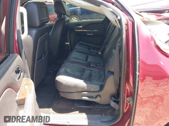 2010 Chevrolet Suburban LT z VIN 1GNUCJE07AR268426, wystawiony jako IAAI lot #42523275 z przebiegiem 252 841 mil mil oraz . Historia ofert i sprzedaży dostępna na DreamBid. Obrazek 8.