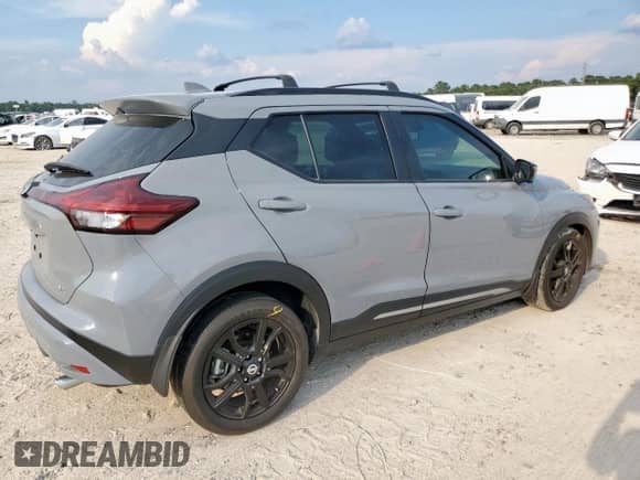 2021 Nissan Kicks SR z VIN 3N1CP5DV5ML516586, wystawiony jako Copart lot #81148845 z przebiegiem 33 756 mil mil oraz Szkoda całkowita • Salvage title. Historia ofert i sprzedaży dostępna na DreamBid. Obrazek 3.