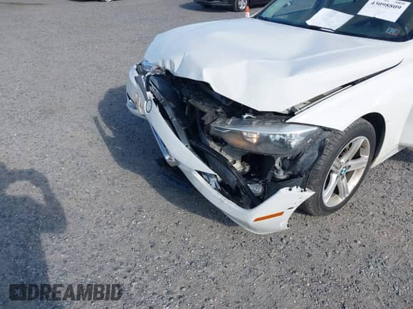 2015 BMW 3 Series 320i xDrive с VIN WBA3C3C58FK201605, выставлен на аукционе IAAI как лот 43098809 с пробегом 145 647 миль миль и . История ставок и продаж доступна на DreamBid. Изображение 6.