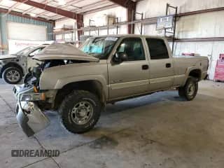 2004 Chevrolet Silverado 2500HD LS с VIN 1GCHK23U24F141839, выставлен на аукционе Copart как лот 69622035 с пробегом Не указан миль и Списание • Salvage title. История ставок и продаж доступна на DreamBid. Изображение 1.