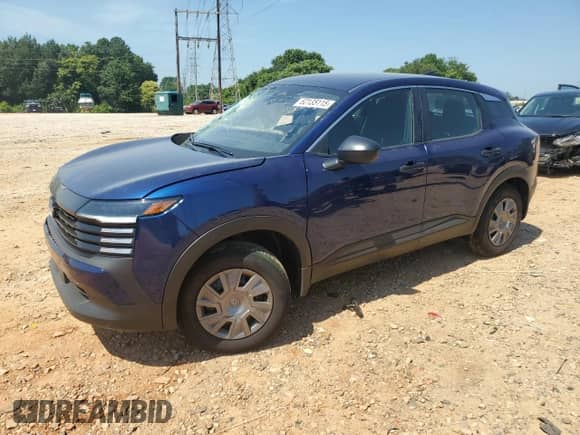 2025 Nissan Kicks S z VIN 3N8AP6BA5SL376065, wystawiony jako Copart lot #62135115 z przebiegiem 1 477 mil mil oraz Szkoda całkowita • Salvage title. Historia ofert i sprzedaży dostępna na DreamBid. Obrazek 1.