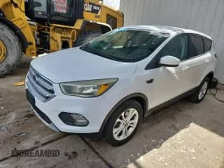 2017 Ford Escape SE z VIN 1FMCU9GD0HUE87182, wystawiony jako Copart lot #84266525 z przebiegiem 162 069 mil mil oraz Czysty tytuł • Clean title. Historia ofert i sprzedaży dostępna na DreamBid. Obrazek 1.