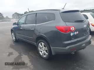 2011 Chevrolet Traverse LTZ z VIN 1GNKVLEDXBJ368925, wystawiony jako IAAI lot #43349029 z przebiegiem 156 278 mil mil oraz . Historia ofert i sprzedaży dostępna na DreamBid. Obrazek 3.