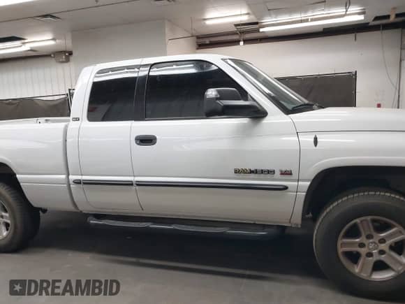 2000 Dodge 1500 z VIN 3B7HC13Z2YM214507, wystawiony jako IAAI lot #42779289 z przebiegiem 178 546 mil mil oraz . Historia ofert i sprzedaży dostępna na DreamBid. Obrazek 13.