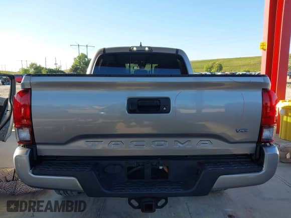 2019 Toyota Tacoma SR5 with VIN 3TMDZ5BN1KM070698, listed as a IAAI auction lot 43439550 with 103,679 mi miles and . Bid and sale history available at DreamBid. Image 17.
