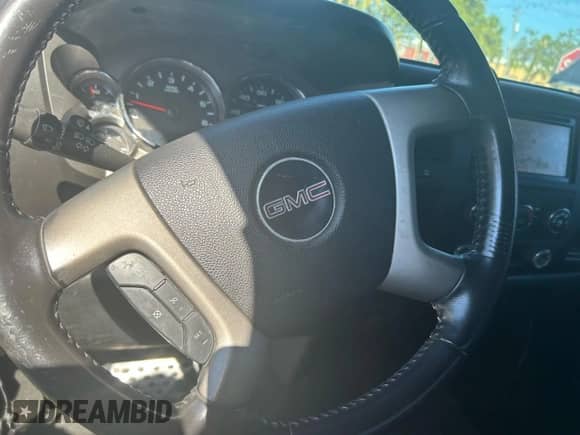 2009 GMC Sierra 1500 z VIN 2GTEC290291129595, wystawiony jako Copart lot #90131885 z przebiegiem 124 544 mil mil oraz Czysty tytuł • Clean title. Historia ofert i sprzedaży dostępna na DreamBid. Obrazek 13.